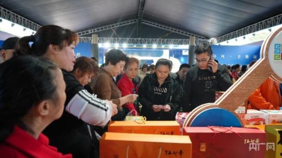 重慶市民青睞選購綿陽三臺特色產(chǎn)品(主辦方供圖) 重慶市民青睞選購綿陽三臺特色產(chǎn)品(主辦方供圖)