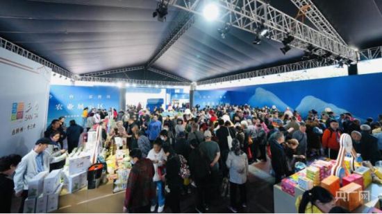 “綿品出川”綿陽造主展區(qū)受重慶人民熱捧(主辦方供圖) “綿品出川”綿陽造主展區(qū)受重慶人民熱捧(主辦方供圖)