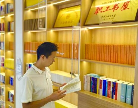楊海在工會(huì)驛站翻閱圖書(shū) 楊海在工會(huì)驛站翻閱圖書(shū)