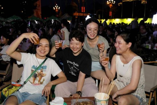 游客樂享啤酒節(jié) 游客樂享啤酒節(jié)