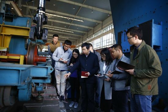 翟婉明正在指導(dǎo)學(xué)生 翟婉明正在指導(dǎo)學(xué)生