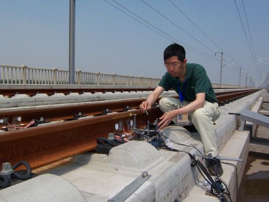 翟婉明在鐵路上做試驗(yàn) 翟婉明在鐵路上做試驗(yàn)