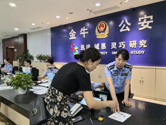 仇女士帶著戶籍證明順利辦理了新的身份證 仇女士帶著戶籍證明順利辦理了新的身份證