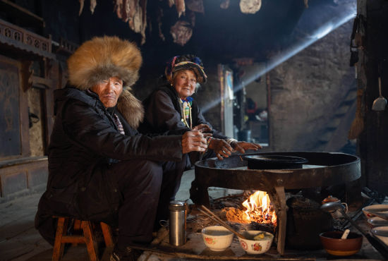 《羌族老屋烤火》 江宏景/攝 《羌族老屋烤火》 江宏景/攝