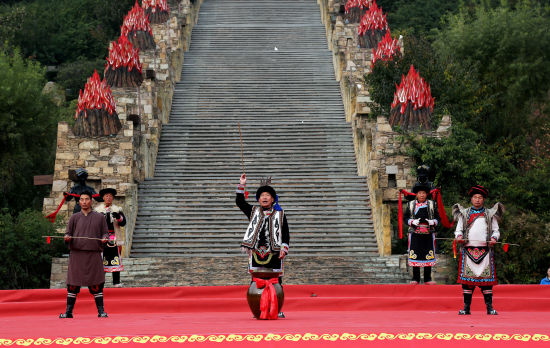 《開砸酒嘍》 央金/攝 《開砸酒嘍》 央金/攝