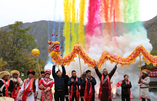 《舞龍灑水過羌年》 央金/攝 《舞龍灑水過羌年》 央金/攝