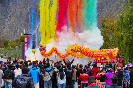 《體驗(yàn)羌年非遺表演》 秦廷富/攝 《體驗(yàn)羌年非遺表演》 秦廷富/攝