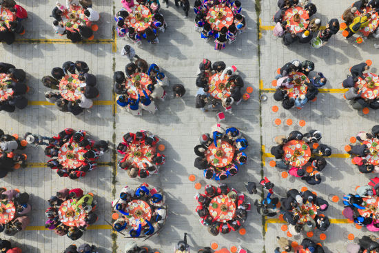 《品嘗壩壩宴》 秦廷富/攝 《品嘗壩壩宴》 秦廷富/攝