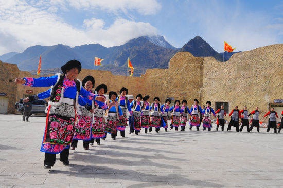 《羌族婦女身著傳統(tǒng)服飾載歌載舞歡度羌?xì)v新年》 秦廷富/攝 《羌族婦女身著傳統(tǒng)服飾載歌載舞歡度羌?xì)v新年》 秦廷富/攝