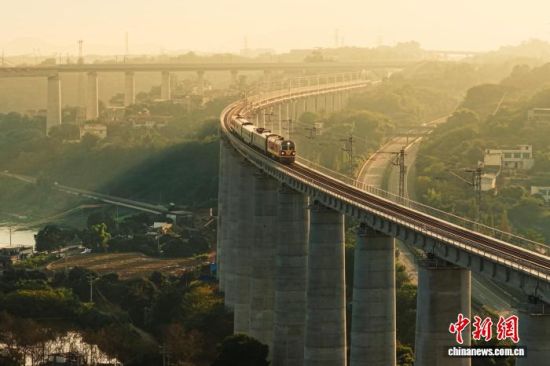 �D��2025��12��25�գ��Ĵ�¡�����o���������F·�_ͨ�\�I��������F ���D