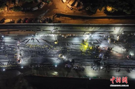 1��16�գ��Ĵ��ɶ��F·�м~����վ��̖���Ӽ���·�ܽ�ʩ����������������о����F����ɶ�վ���̵춨�Ԍ����A(ch��)��(�o�˙C��Ƭ) ӛ�� ���ҿ� �z